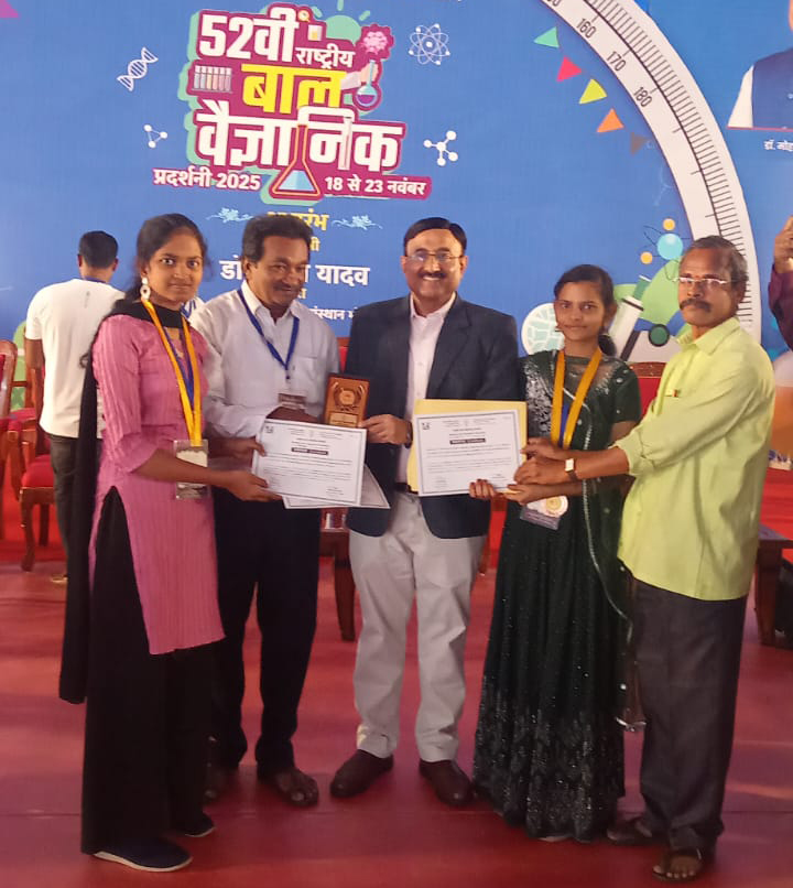 Students received the Best Public Response Project Award at the national level from the hands of officials